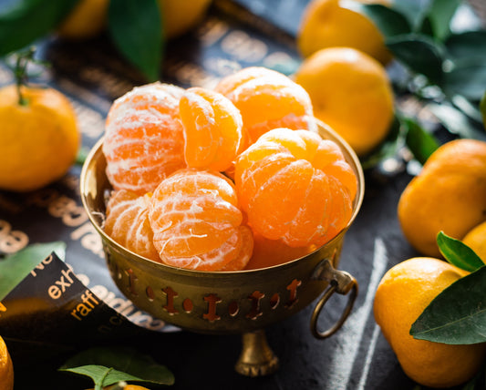 Vitamin C ist gesund und ist in Orangen und frischem Ingwer